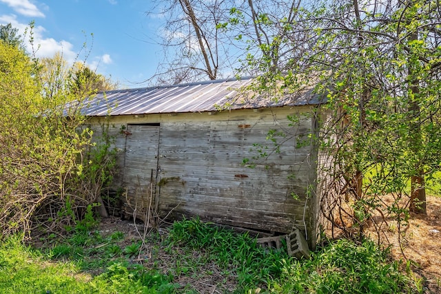 view of outdoor structure with an outbuilding