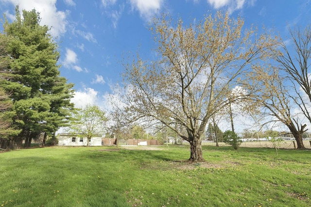 3907 Condit Rd, Sunbury, OH 43074 - view of yard featuring fence