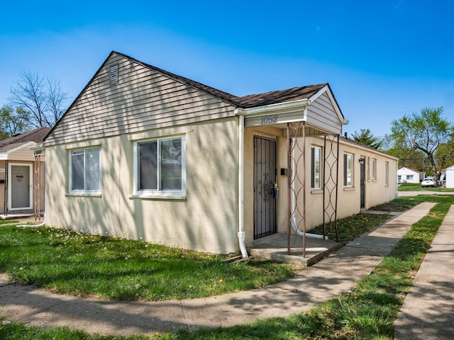 1050-1052 Loretta Ave, Columbus, OH 43211 - view of front of property featuring a front lawn and stucco siding