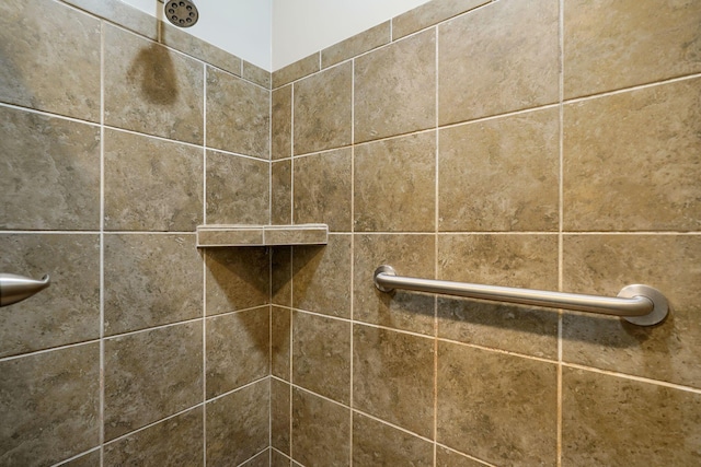 room details featuring a tile shower