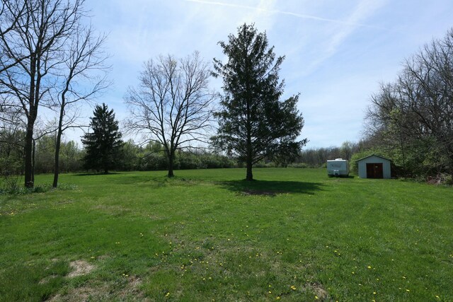 2263 Amity Rd, Hilliard, OH 43026 - view of yard featuring an outdoor structure and a detached garage