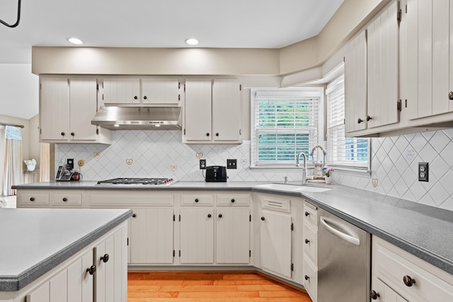 4318 Lyon Dr, Upper Arlington, OH 43220 - kitchen featuring exhaust hood, stainless steel appliances, decorative backsplash, light wood finished floors, and recessed lighting