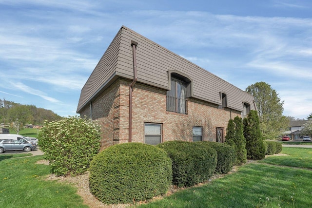 625 Country Club Dr Unit B14, Newark, OH 43055 - view of side of property featuring brick siding and a lawn