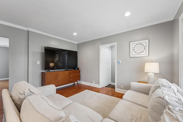 living area with recessed lighting, baseboards, and ornamental molding