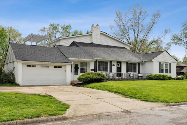 ranch-style house with a garage, a front lawn, roof with shingles, stucco siding, and concrete driveway