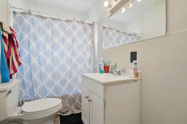 bathroom with toilet, a shower with curtain, and vanity
