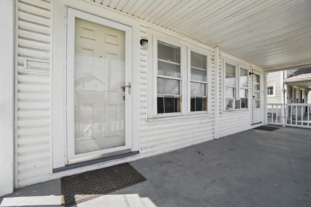 property entrance featuring a porch