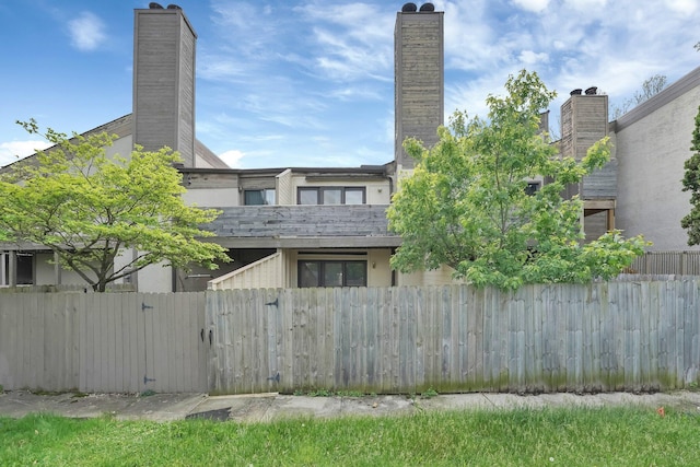 3236 Donalda Ct, Columbus, OH 43231 - back of property featuring a chimney and fence