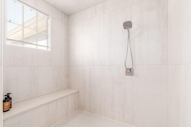 bathroom featuring tiled shower