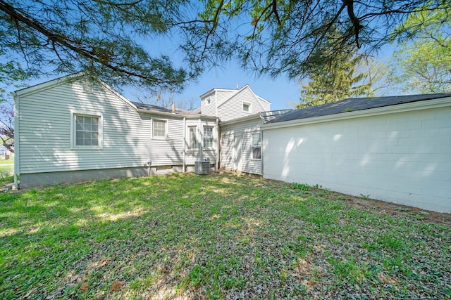 2575 Jordan Rd, Columbus, OH 43231 - rear view of house featuring cooling unit and a yard
