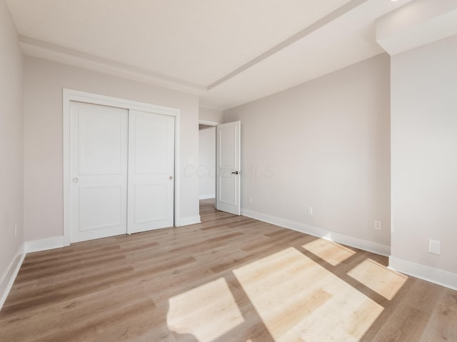 1620 E Broad St Unit 1106, Columbus, OH 43203 - unfurnished bedroom featuring light wood-style floors, baseboards, and a closet