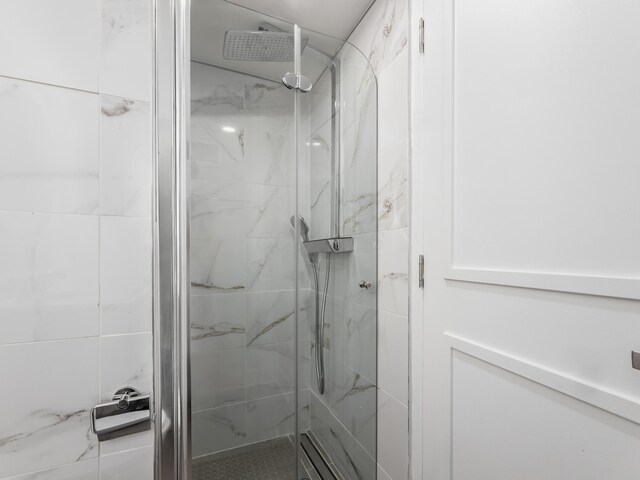1620 E Broad St Unit 1106, Columbus, OH 43203 - bathroom featuring a marble finish shower
