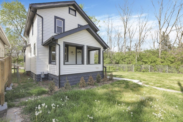 view of front of home with fence and a front lawn