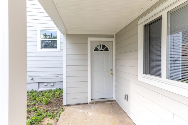 property entrance featuring crawl space