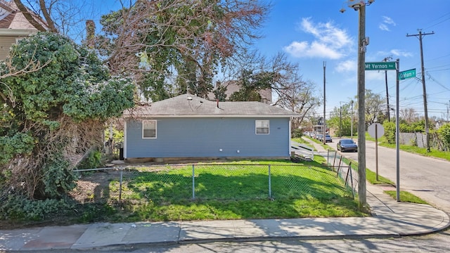 1425 Mount Vernon Ave, Columbus, OH 43203 - view of side of property with a lawn and fence