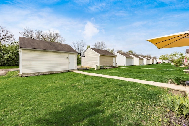 view of yard with an outdoor structure and a residential view
