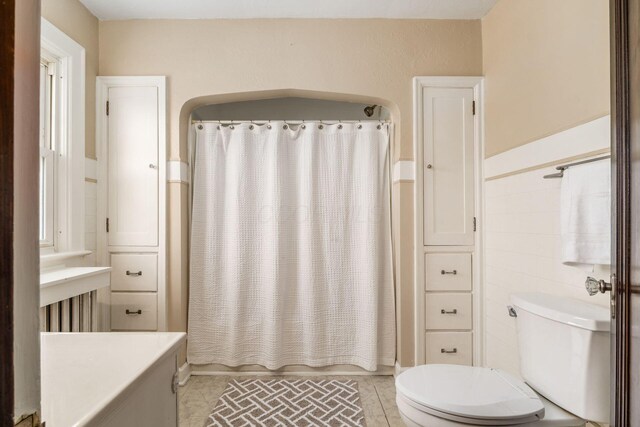 629 Hilltonia Ave, Columbus, OH 43223 - bathroom with shower / bath combination with curtain and toilet
