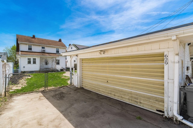 629 Hilltonia Ave, Columbus, OH 43223 - garage with a gate and fence