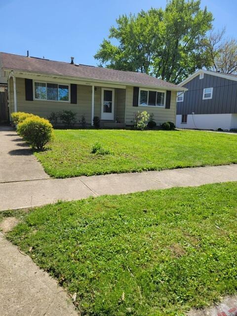 ranch-style home featuring a front lawn