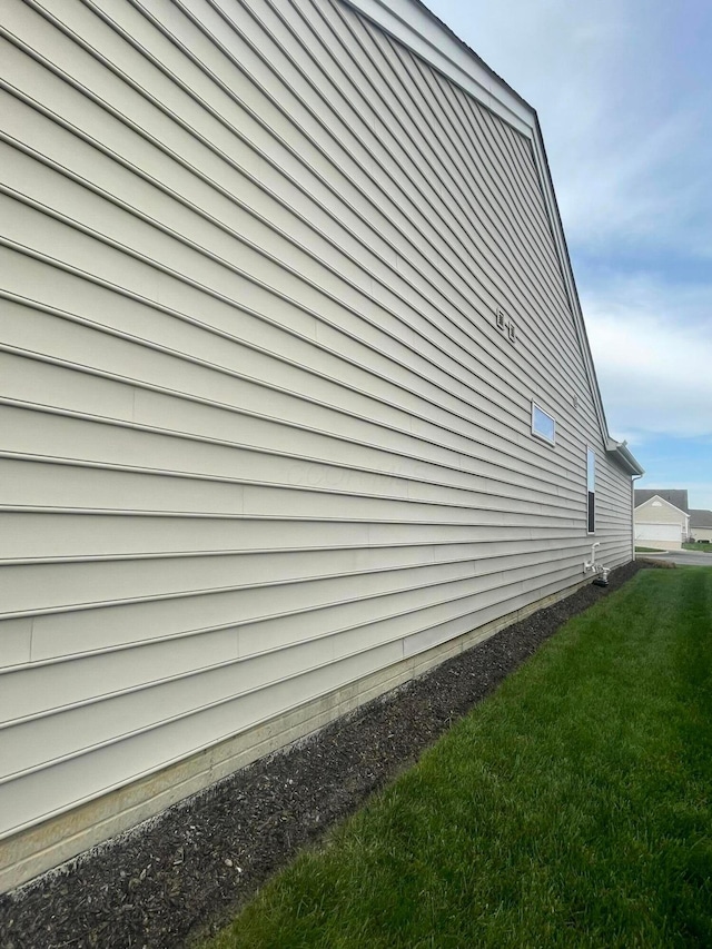 view of side of property featuring a lawn