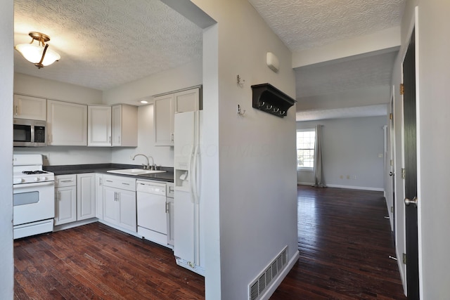 38 Ravine Ridge Dr S, Powell, OH 43065 - kitchen with a textured ceiling, visible vents, a sink, and white appliances
