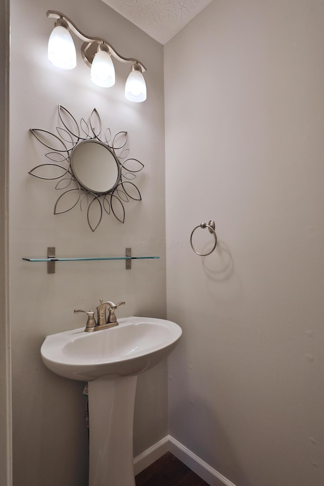 38 Ravine Ridge Dr S, Powell, OH 43065 - bathroom with baseboards, wood finished floors, and a textured ceiling