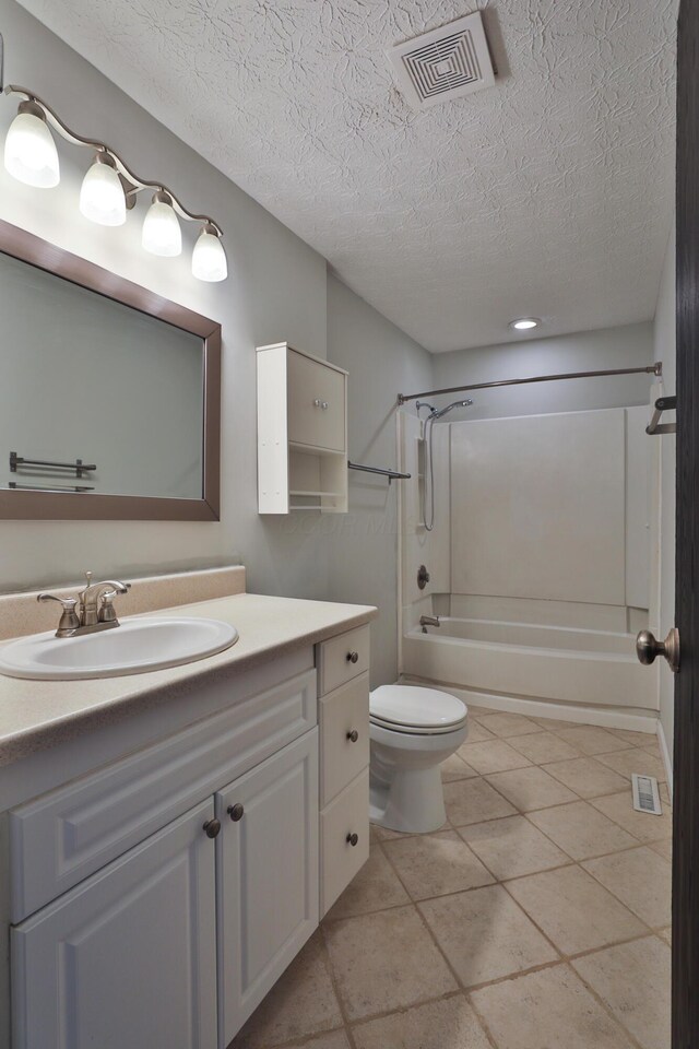 38 Ravine Ridge Dr S, Powell, OH 43065 - bathroom featuring shower / bathtub combination, visible vents, toilet, vanity, and a textured ceiling