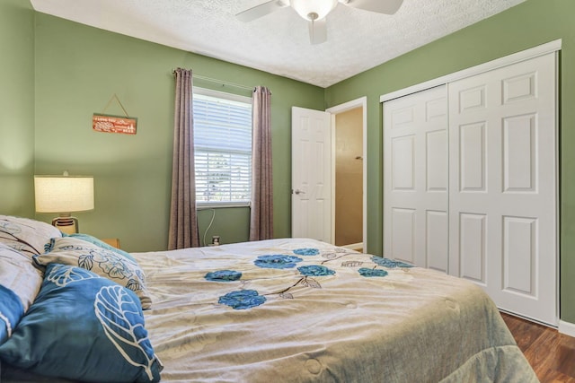 bedroom featuring ceiling fan, a textured ceiling, dark wood finished floors, baseboards, and a closet