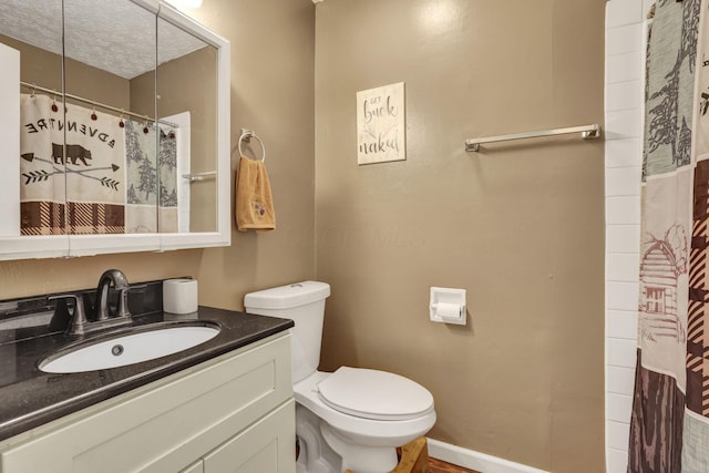full bathroom featuring toilet, a shower with curtain, and vanity