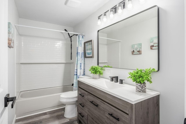 5930 Parkglen Rd, Galloway, OH 43119 - bathroom featuring shower / bath combination with curtain, toilet, vanity, and wood finished floors