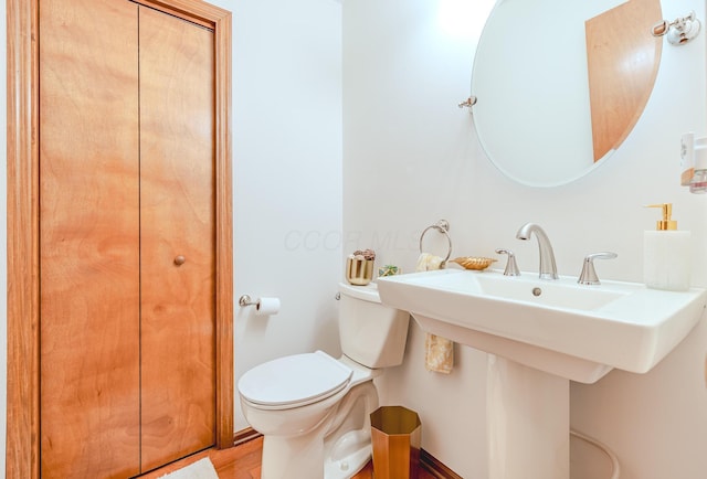 730 Erin St, Lewis Center, OH 43035 - bathroom featuring baseboards, toilet, and wood finished floors