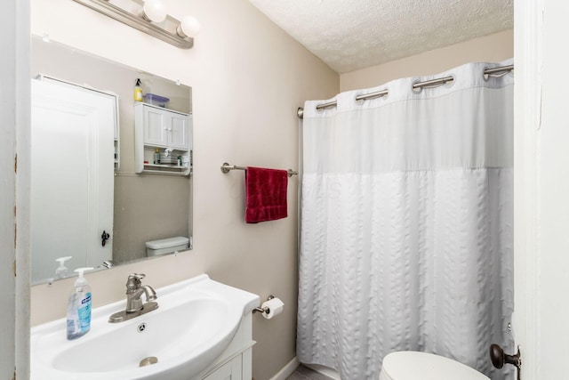 1284-1286 S Champion Ave, Columbus, OH 43206 - full bath with toilet, vanity, a textured ceiling, and curtained shower