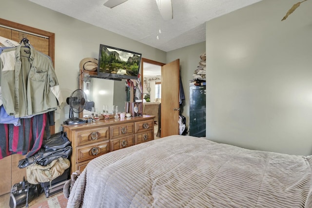 bedroom featuring ceiling fan and a textured ceiling