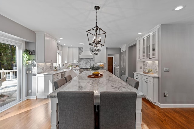 660 Woods Hollow Ln, Powell, OH 43065 - dining area featuring an inviting chandelier, wood finished floors, and recessed lighting