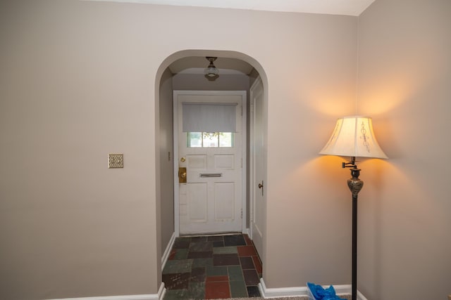264 Merchant Ave, Marion, OH 43302 - entryway featuring arched walkways and baseboards