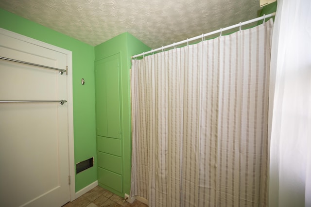 264 Merchant Ave, Marion, OH 43302 - bathroom featuring a textured ceiling and baseboards