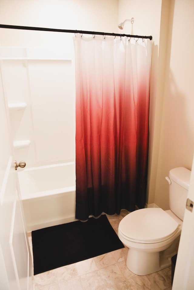 1151 Gelbray Dr, Columbus, OH 43207 - bathroom featuring toilet and shower / tub combo