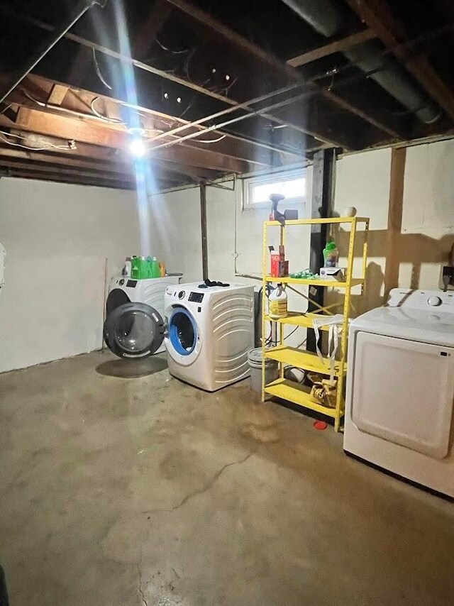 basement with washing machine and dryer