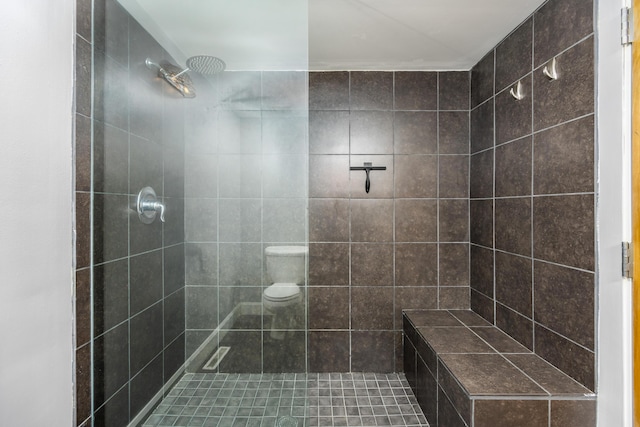 full bath with tiled shower