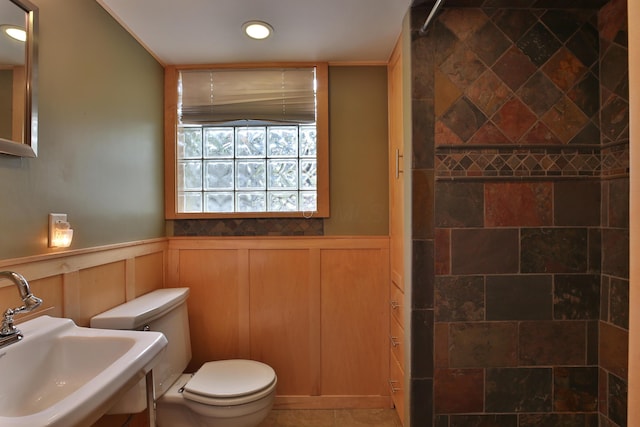 2589 Brookwood Rd, Columbus, OH 43209 - bathroom with a sink, tiled shower, toilet, a wainscoted wall, and recessed lighting