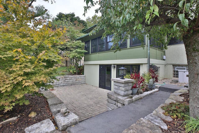 2589 Brookwood Rd, Columbus, OH 43209 - back of property with a patio