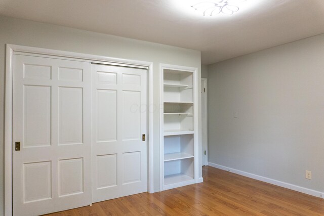 173 S Chesterfield Rd, Columbus, OH 43209 - unfurnished bedroom featuring light wood-style flooring, baseboards, and a closet