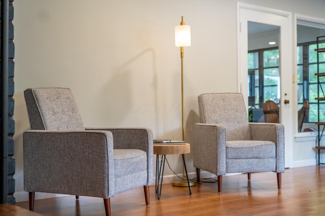 173 S Chesterfield Rd, Columbus, OH 43209 - sitting room with wood finished floors and baseboards