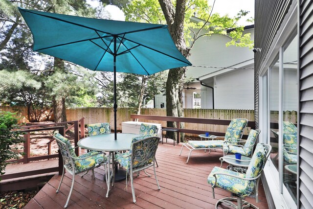 deck with fence and outdoor dining space