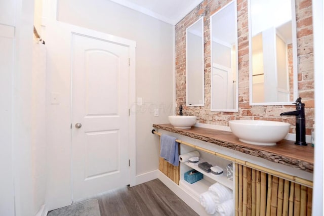 1033 Franklin Ave, Columbus, OH 43205 - full bathroom featuring wood finished floors, double vanity, and baseboards