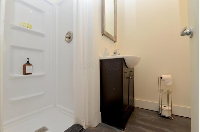 1033 Franklin Ave, Columbus, OH 43205 - full bath featuring a shower, vanity, wood finished floors, and baseboards