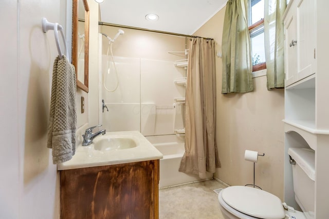 bathroom with toilet, vanity, recessed lighting, and shower / tub combo with curtain