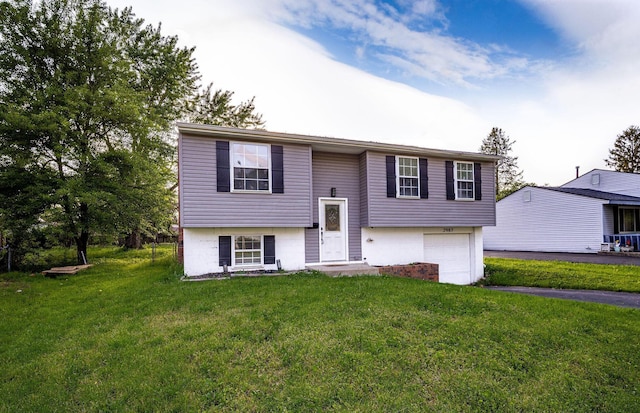2987 Olivette Rd, Columbus, OH 43232 - split foyer home with an attached garage, asphalt driveway, and a front lawn