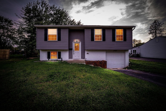 2987 Olivette Rd, Columbus, OH 43232 - split foyer home featuring an attached garage, driveway, and a front lawn