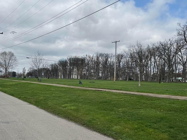 view of property's community featuring a yard
